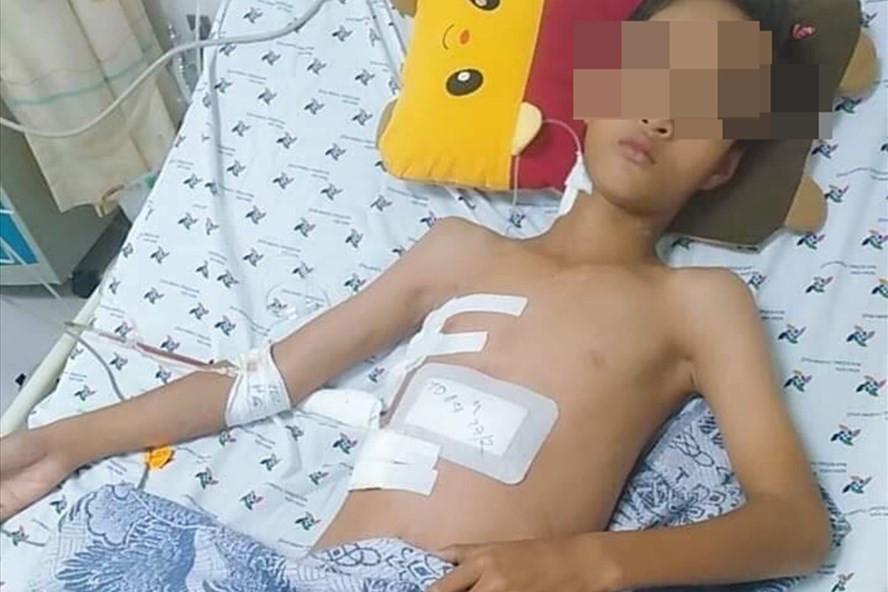 Bé trai 13 tuổi bị thanh sắt đâm xuyên ngực, bụng khi đi cắt lúa