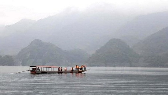 Lật thuyền làm 2 người mất tích trên lòng hồ thủy điện Sơn La