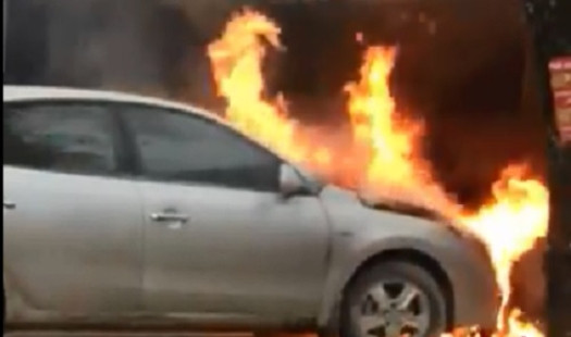 Xe ô tô bất ngờ phát hỏa khi đậu trong nhà