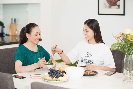 Hoa hậu Tiểu Vy tinh nghịch nấu ăn cùng mẹ chúc mừng mùng 8/3