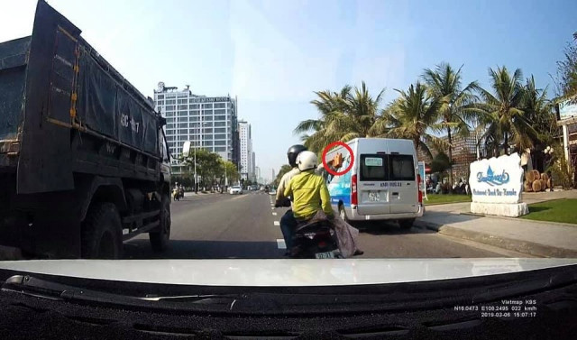 Nam thanh niên chở vợ, cầm gạch ném vỡ kính ô tô tải 