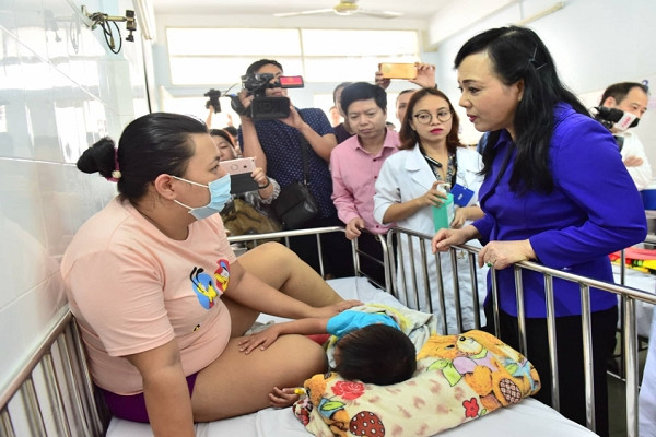 Bộ trưởng Bộ Y tế: Trẻ bị bệnh sởi trách nhiệm của phụ huynh
