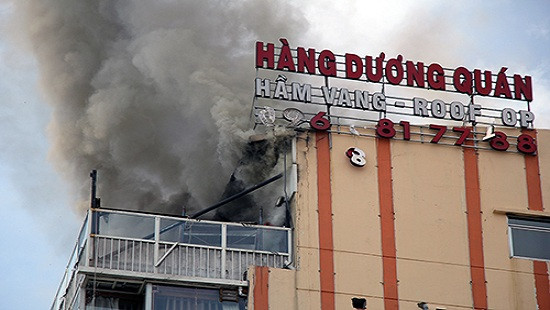 Lửa bốc cháy ngùn ngụt trên nóc cao ốc ở trung tâm Sài Gòn