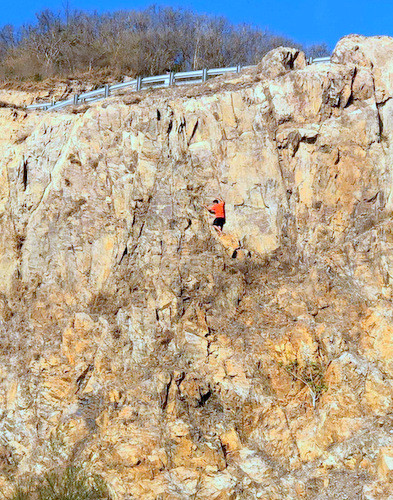Leo đồi ở Vũng Tàu, nam thanh niên rơi từ độ cao 30m xuống đất