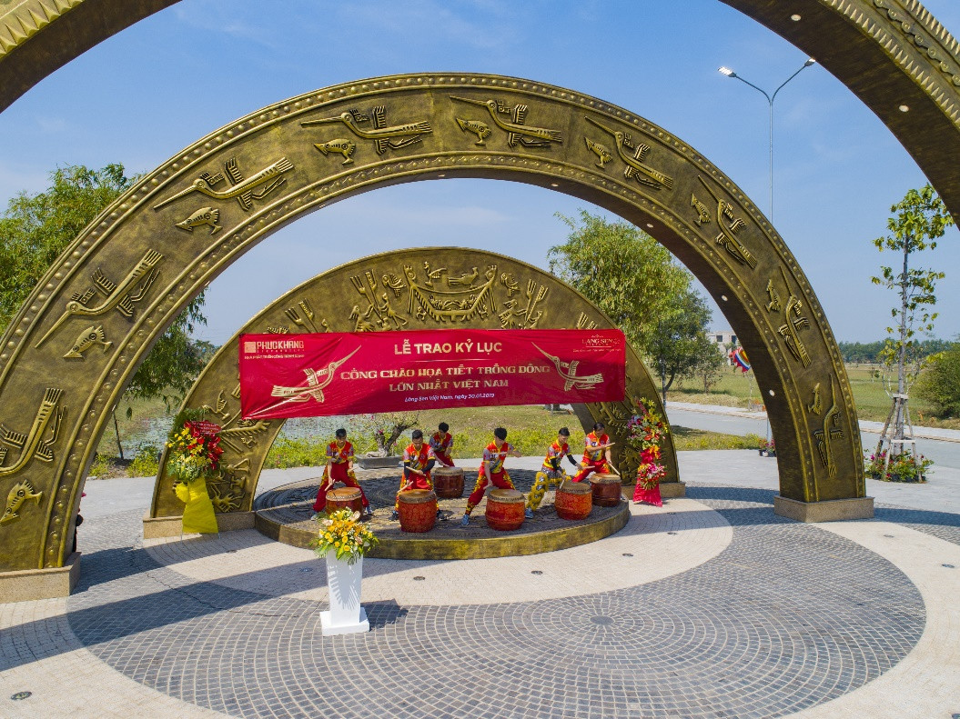 Làng sen Việt Nam - đón nhận kỷ lục cổng chào họa tiết Trống đồng lớn nhất Việt Nam