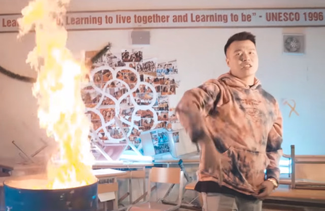 Chủ tịch Hà Nội yêu cầu làm rõ vụ rapper đốt sách học sinh trường Amsterdam