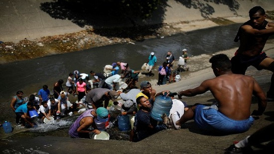 Người Venezuela tuyệt vọng hứng nước từ cống xả thải vì mất điện