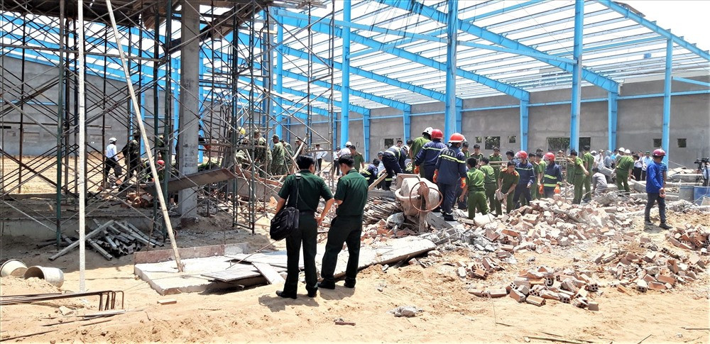 Sập tường nhà xưởng ở Vĩnh Long, 5 người tử vong