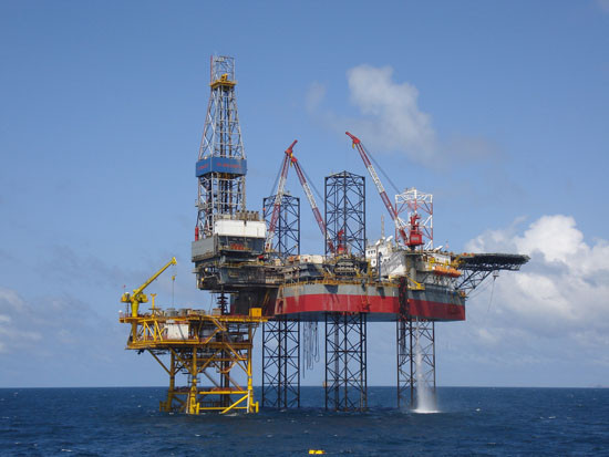 Khai thác dầu khí là một ngành nghề đặc biệt khó khăn và đầy rủi ro