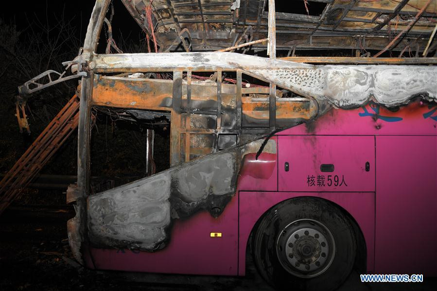 Trung Quốc: Xe du lịch bất ngờ bốc cháy, tất cả 54 hành khách đều thương vong