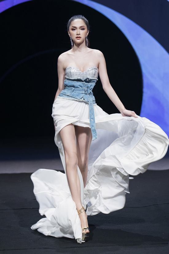 Hương Giang catwalk đẹp “thần sầu”  