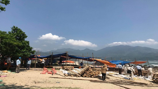 Đà Nẵng: Tháo dỡ các lều quán dựng trái phép tại bãi Rạn Nam Ô