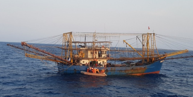 Kịp thời đưa ngư dân bị thương nặng trên biển vào bờ điều trị