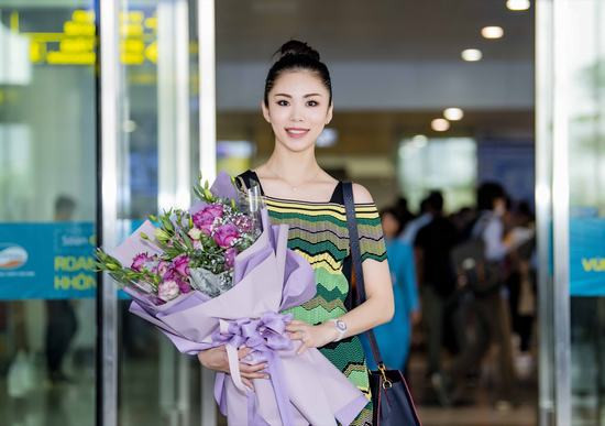 Riyo Mori – Hoa hậu Hoàn Vũ 2007 giản dị rạng ngời tại sân bay Nội Bài