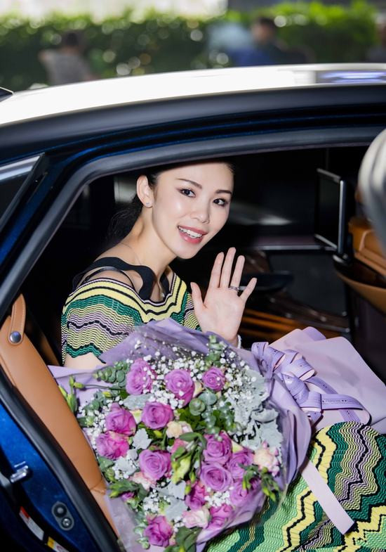 Riyo Mori – Hoa hậu Hoàn Vũ 2007 giản dị rạng ngời tại sân bay Nội Bài