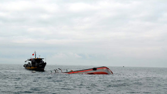 Tàu chở hàng bị chìm trên đường ra đảo Lý Sơn