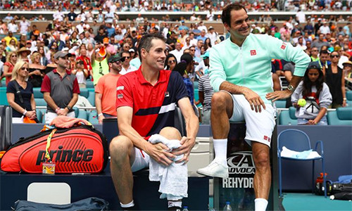 Isner (trái) thua tâm phục khẩu phục Federer. Ảnh: Sky.