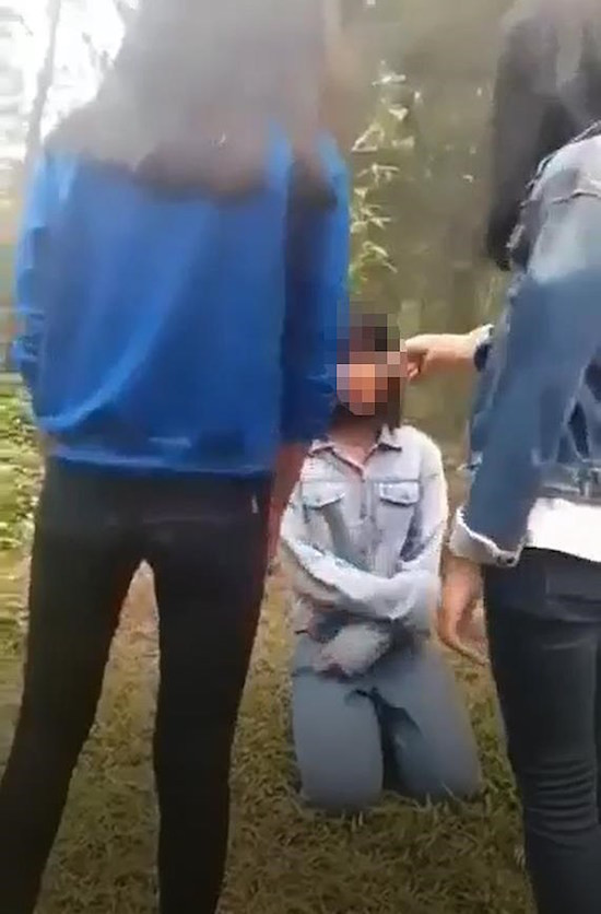 Lại xuất hiện clip 3 nữ sinh đánh bạn ở Nghệ An