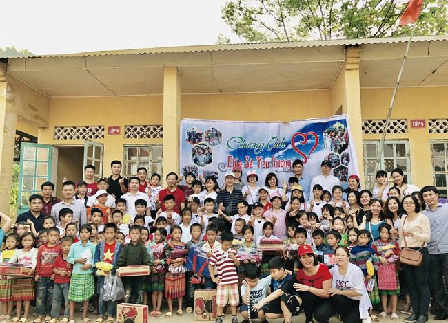 Chương trình sẻ chia yêu thương cho trẻ em vùng biên giới Việt - Lào
