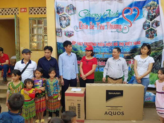 Chương trình sẻ chia yêu thương cho trẻ em vùng biên giới Việt - Lào