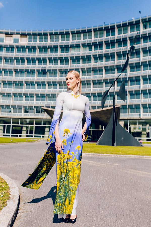 Người mẫu Pháp diện áo dài khoe sắc tại trụ sở chính của UNESCO