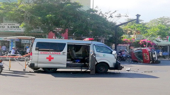 Xe cứu thương tông ôtô bán tải, 3 người bị thương