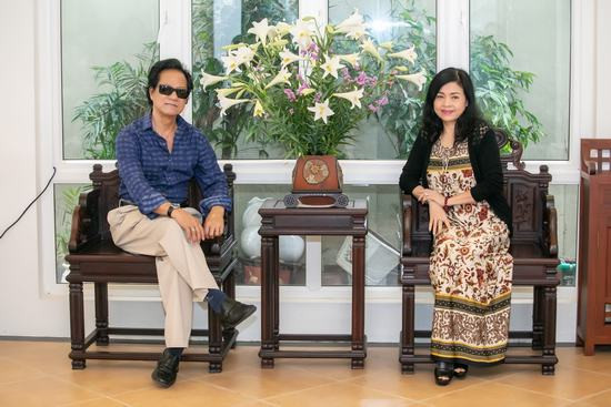 Danh ca Chế Linh cùng vợ thăm quan một loạt thắng cảnh của Hà Nội