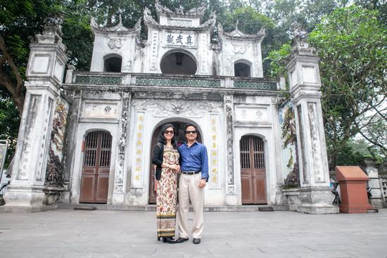 Danh ca Chế Linh cùng vợ thăm quan một loạt thắng cảnh của Hà Nội