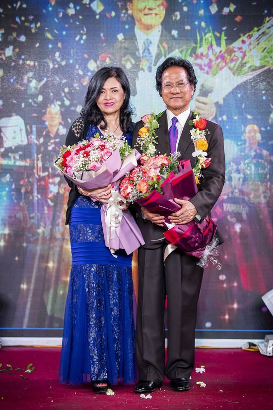 Chế Linh xúc động khi được người hâm mộ tổ chức sinh nhật tại Hà Nội