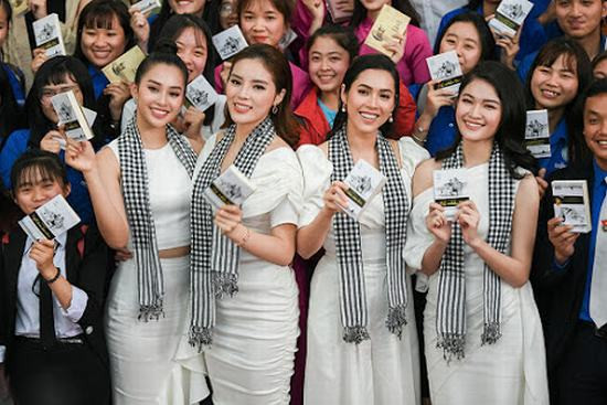 Tiểu Vy, Kỳ Duyên khoe sắc và tặng sách tại Đà Lạt
