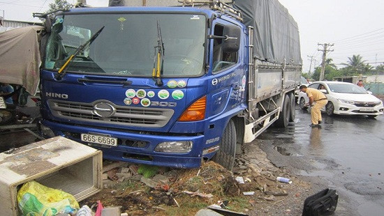 Xe tải tông sập kệ bán thịt chó ven đường, chủ cửa hàng thiệt mạng