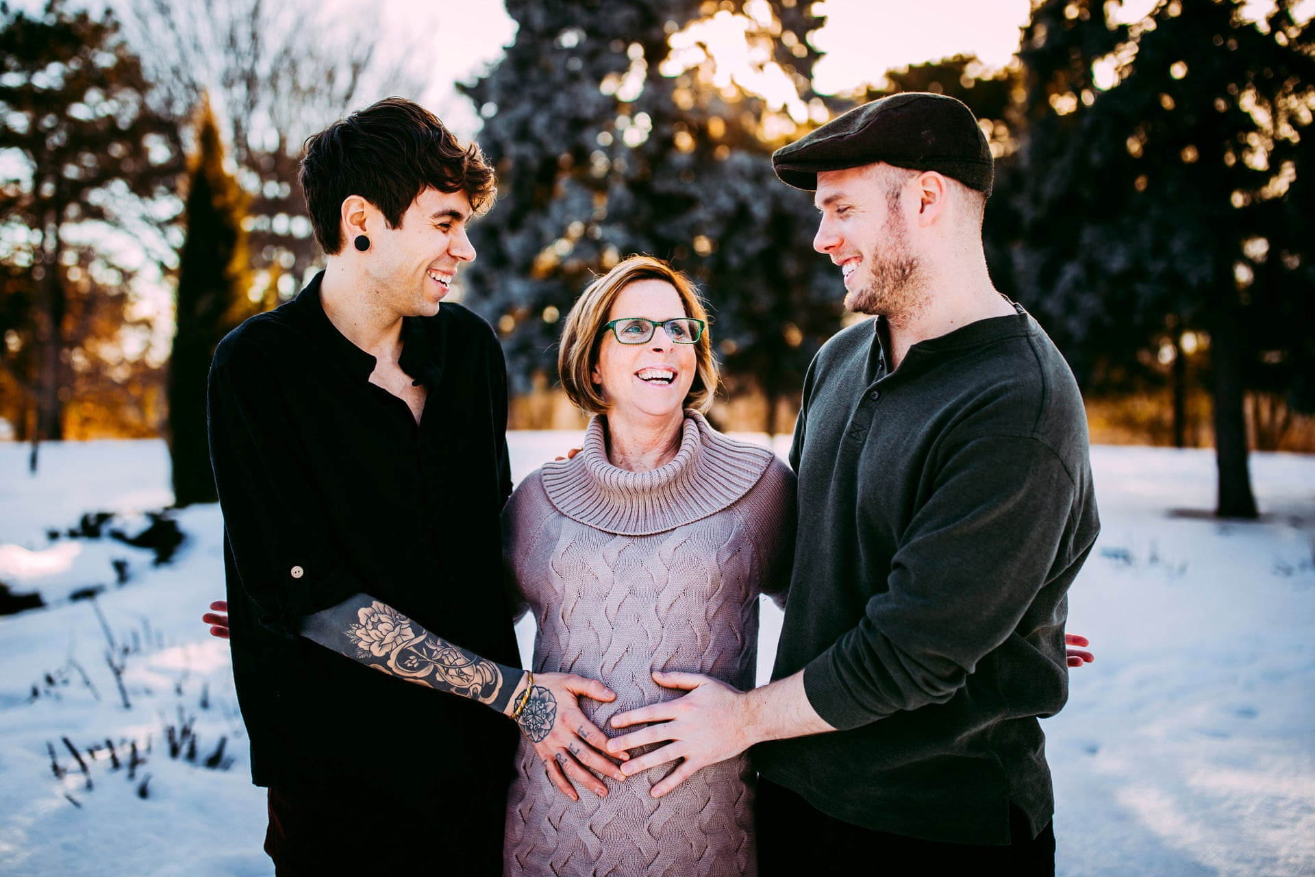 Mỹ: 61 tuổi mang thai hộ cho con trai đồng tính
