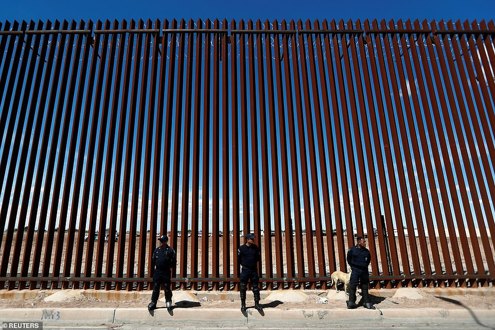 Tổng thống Donald Trump bị kiện vì bức tường ở biên giới Mỹ - Mexico