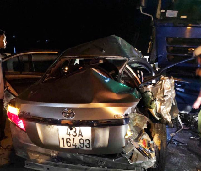 Vụ ô tô đối đầu xe tải: 5 nạn nhân thương vong cùng một gia đình