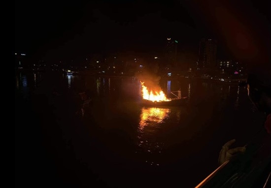 Cháy tàu cá ngay tại chân cầu Rồng lúc nửa đêm