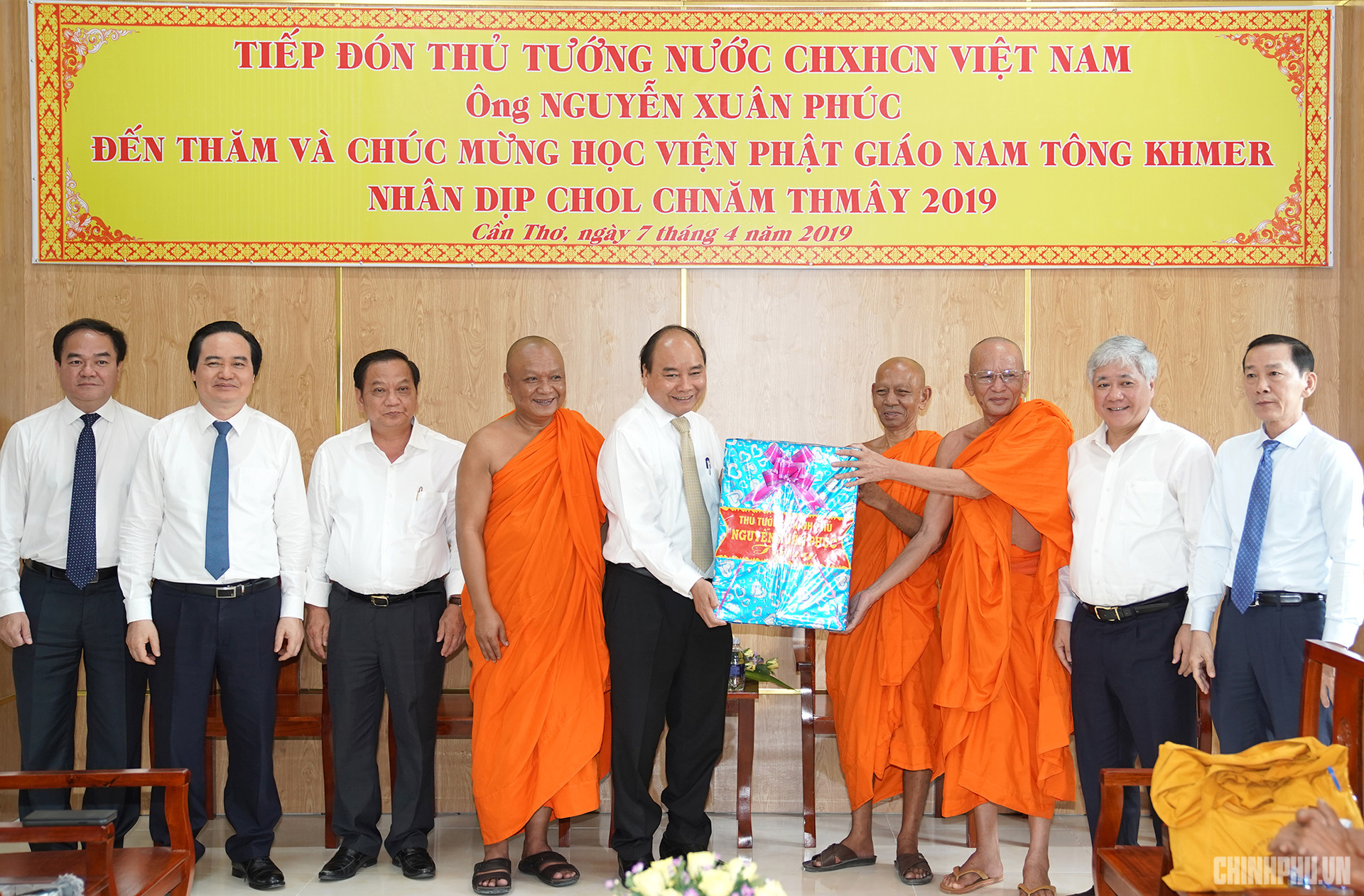 Thủ tướng Nguyễn Xuân Phúc thăm Học viện Phật giáo Nam tông Khmer