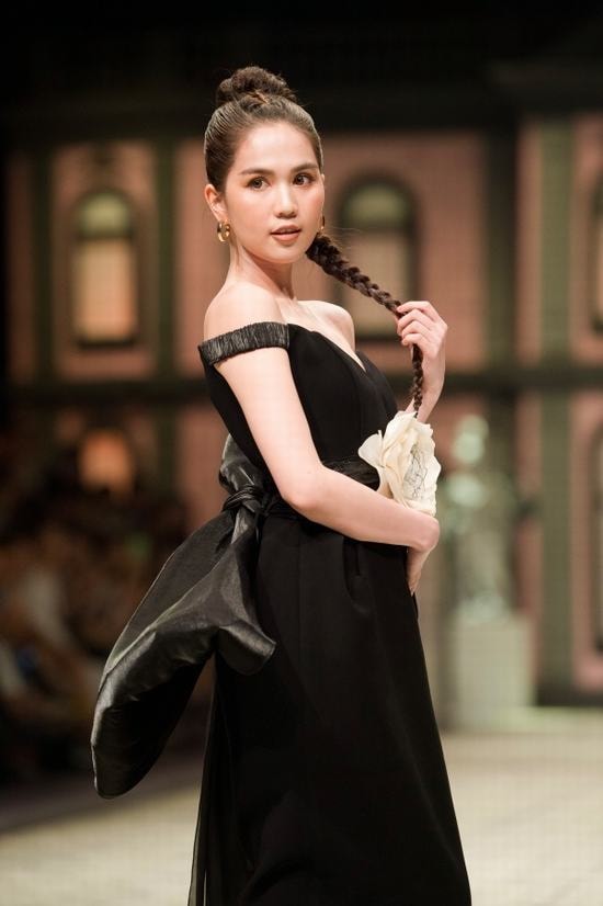 Ngọc Trinh khoe bờ vai gợi cảm khi trở lại sàn catwalk