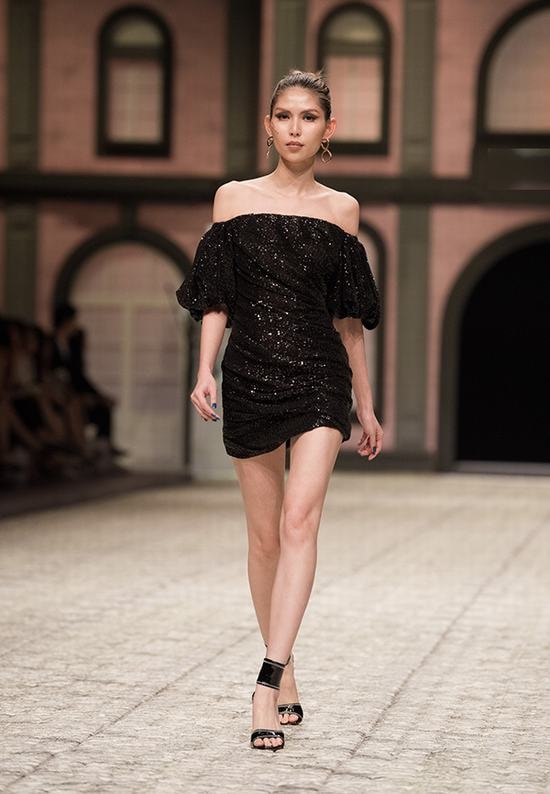 Ngọc Trinh khoe bờ vai gợi cảm khi trở lại sàn catwalk