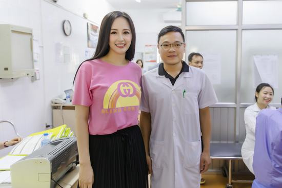 Hoa hậu Mai Phương Thúy làm từ thiện với số tiền kỷ lục