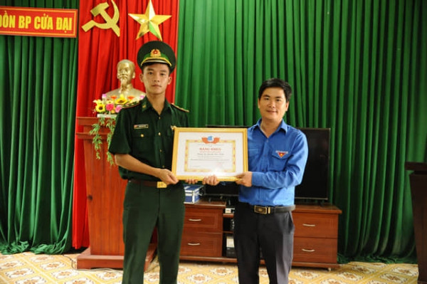 Trao bằng khen cho Trung uý biên phòng cứu học sinh đuối nước