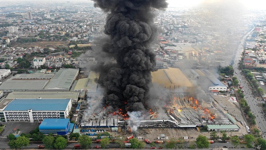 Kho hàng 20.000 m2 đổ sập sau trận hỏa hoạn kéo dài 