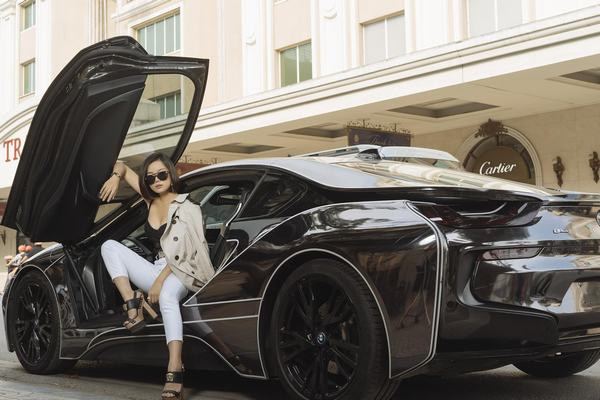 Hotgirl từ chối thái tử Malaysia thần thái bên siêu xe BMW i8  