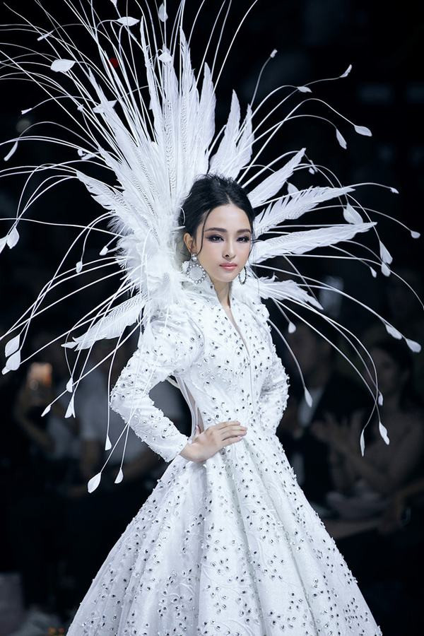 Hoa hậu Trương Hồ Phương Nga tái xuất sàn diễn thời trang