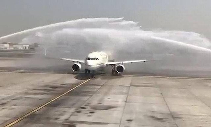 Phun vòi rồng chào mừng, sân bay Dubai vô tình làm hành khách bị thương