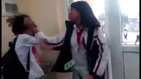 Quảng Ninh: Nữ sinh bị giật tóc, đánh túi bụi trong lớp