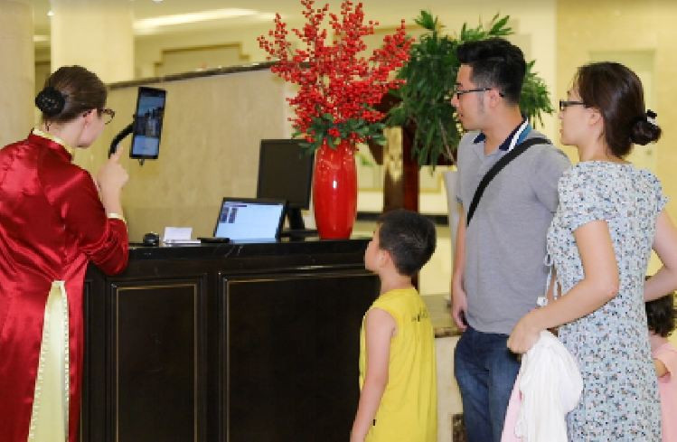 Vinpearl tiên phong ứng dụng công nghệ nhận diện gương mặt trong du lịch khách sạn