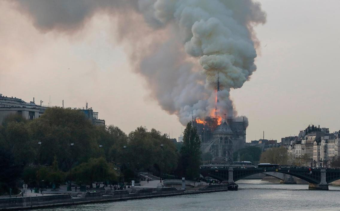 Người Paris sốc khi chứng kiến toà nhà lịch sử bị thiêu cháy