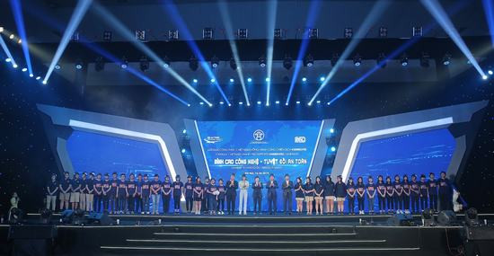 Việt Nam Grand Prix tặng 10.000 mũ bảo hiểm cho học sinh, sinh viên