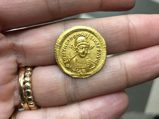 Israel: Phát hiện đồng tiền vàng La Mã quý hiếm 1.600 năm tuổi  