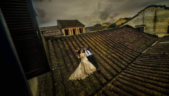 Bức xúc vì chụp ảnh cưới trên mái nhà cổ ở Hội An